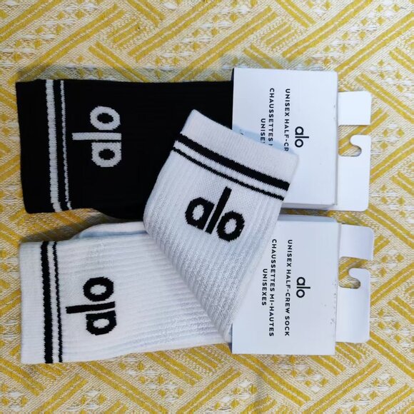 ✨Alo Yoga Socks 2 Pairs white and black - Picture 2 of 4